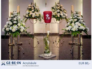 Acrylsäule mit Blumendekoration